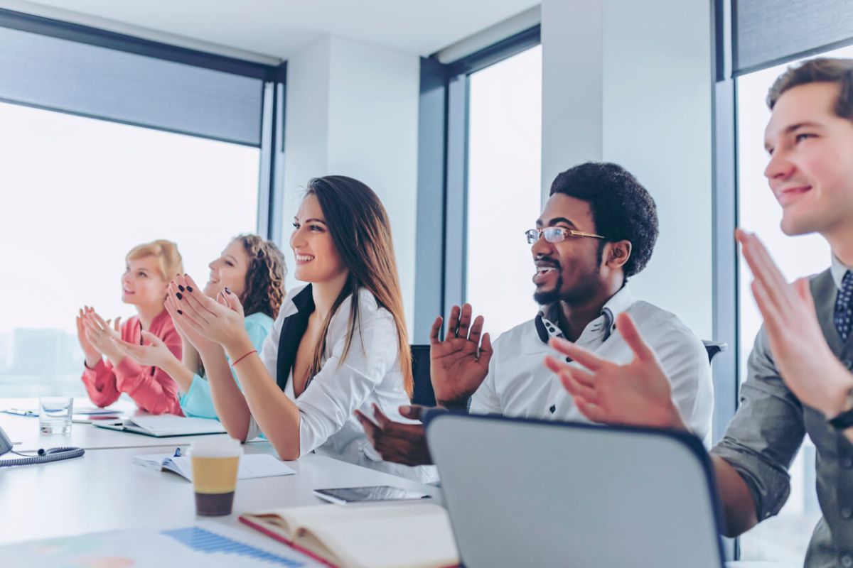 Recevoir des félicitations, signe de reconnaissance au travail 